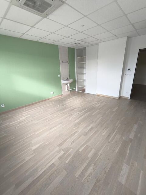 ST DENIS LES BOURG - Local d'activit&eacute;s 388 01000 Saint denis les bourg