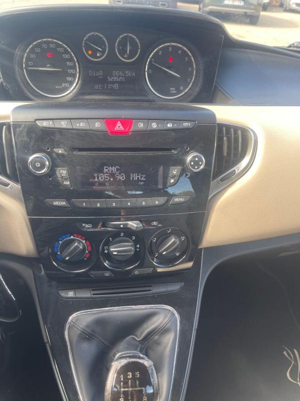 Ypsilon 1.2 8v 69ch Gold 2016 occasion 84700 Sorgues