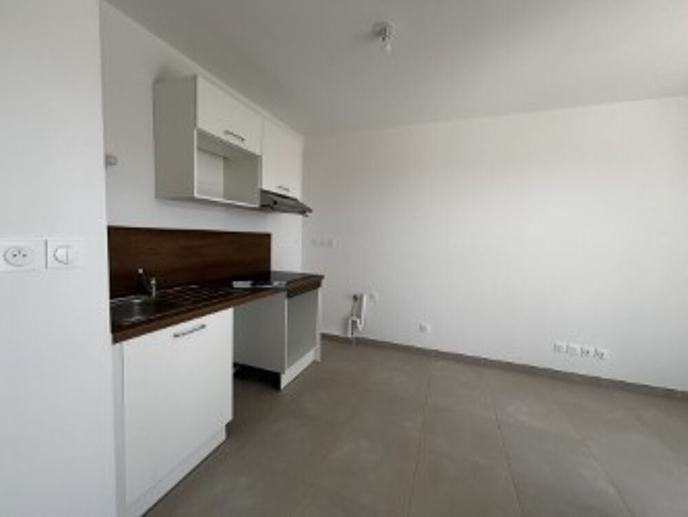 Studio avec parking et balcon au Pontet