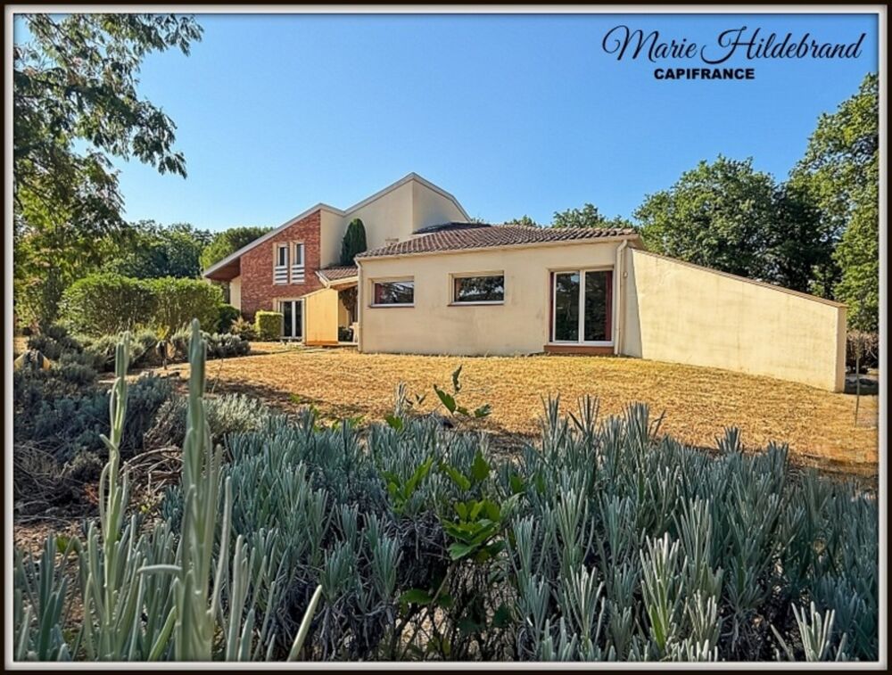 Maison d'architecte de caractère  285 m² habitables  Vue dominante  Piscine  Grand garage