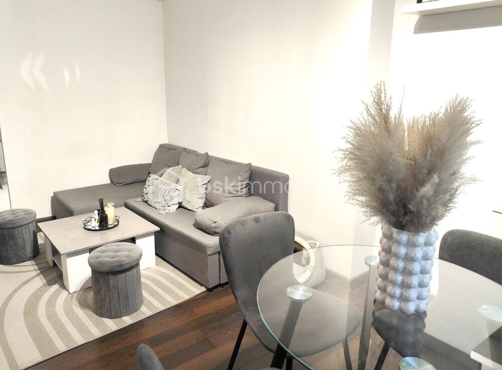 Rare en centre-ville  Appartement dernier étage, lumineux avec stationnement
