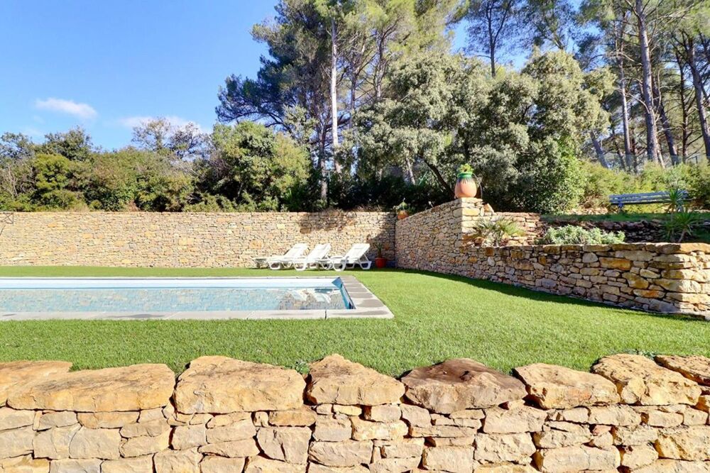 Maison Le Beausset avec piscine et dépendance sur une parcelle de 5050 m2