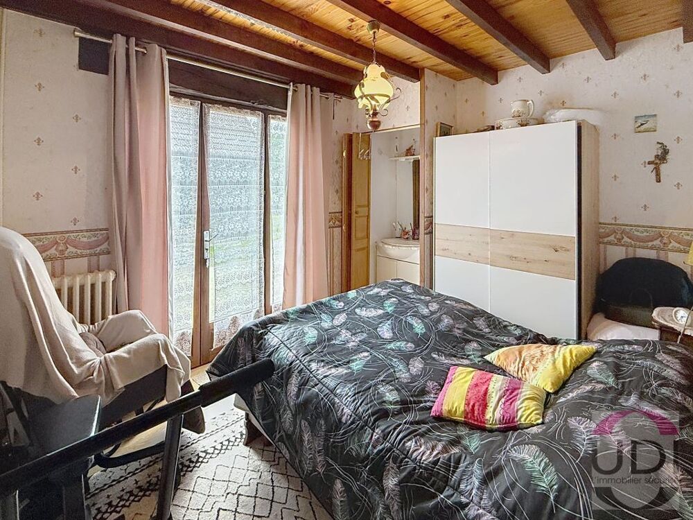 Maison en pierre avec dépendances sur la Chapelle Taillefert