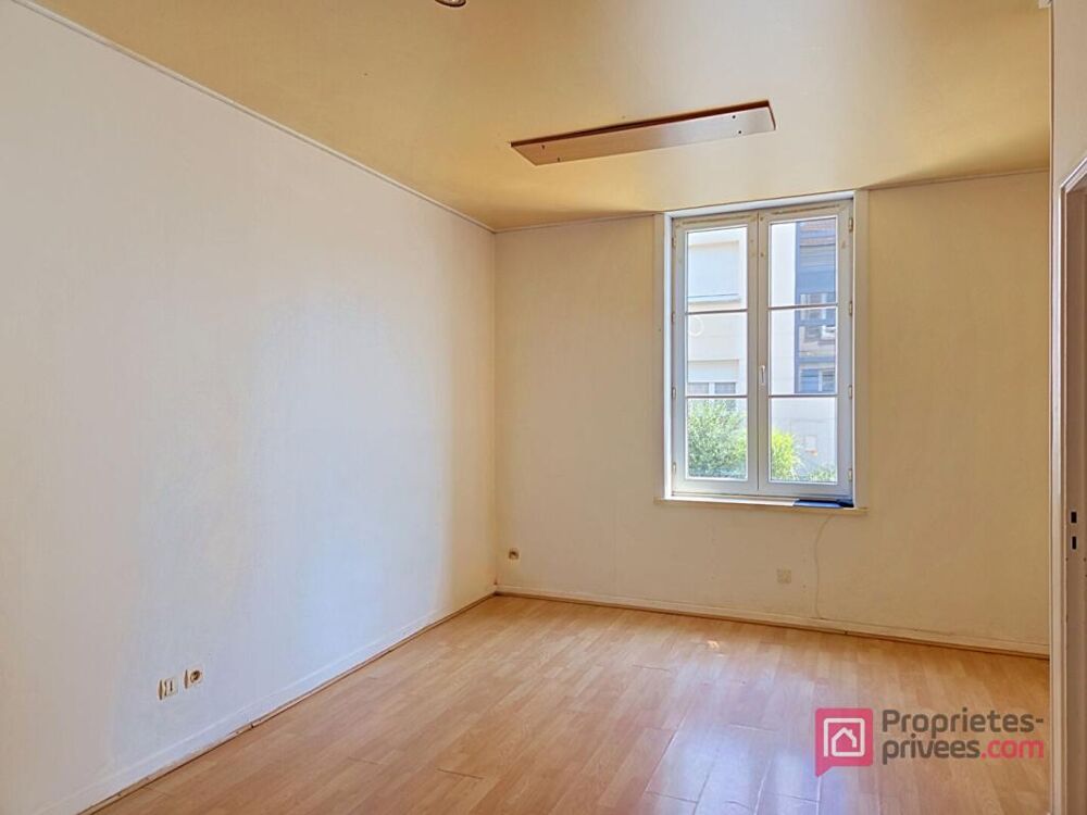 Appartement en rez-de-chaussée avec cour et 2 stationnements