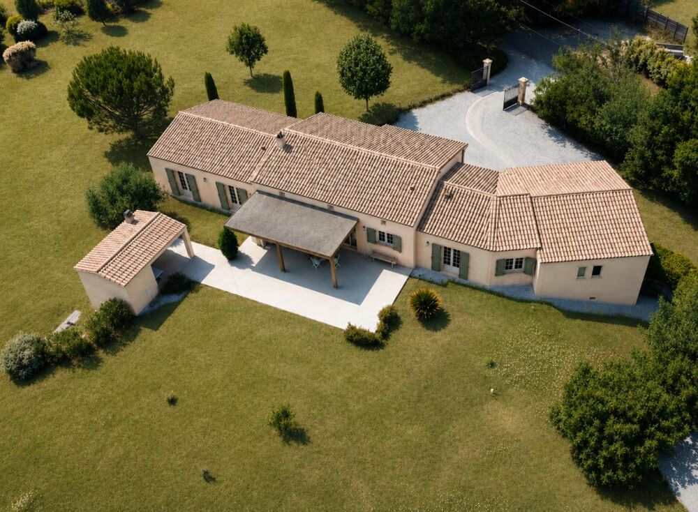 Vente Maison Plazac- Elégante maison, entièrement de plain-pied. Vue à couper le souffle sur la vallée! 4 chambres. Environ 1ha de terrain. a Plazac