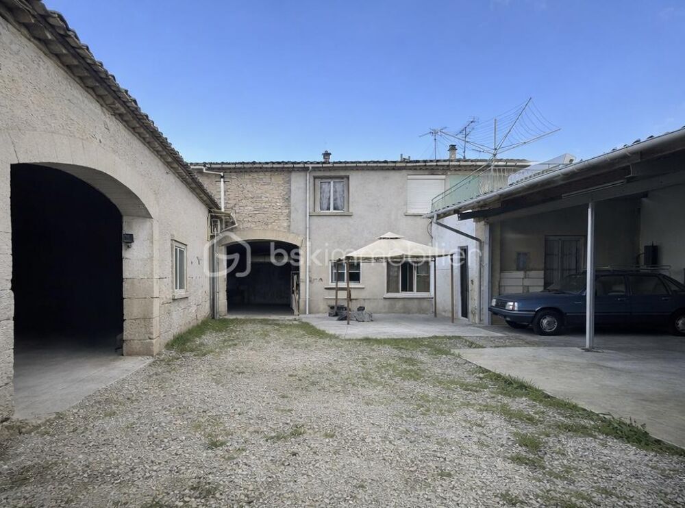 Maison 137 m² habitables  4 chambres  Terrasse  Porche 100 m²  Hangar 100 m²  Jardin  Plusieurs stationnements - Terrain d