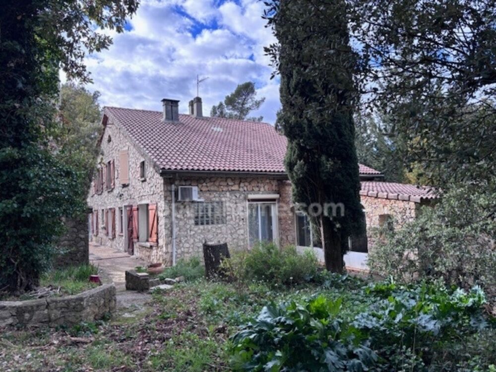 Domaine familial de 10 pièces, avec piscine sur 6000 m2 de liberté à LA ROQUEBRUSSANNE (83)