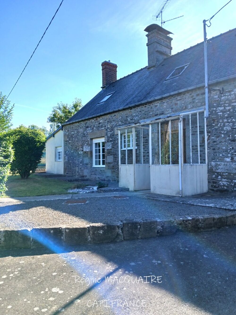 Maison en pierre à Sourdeval (50)  4 pièces  3 chambres dont 1 au rdc + dépendances  Terrain 2 500 m²