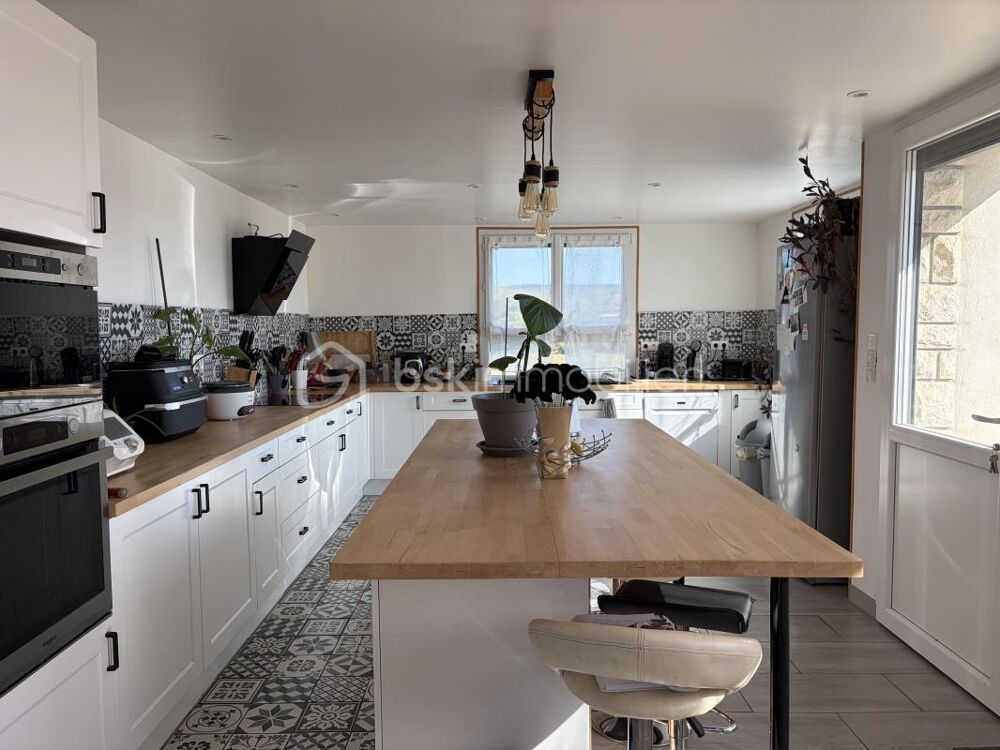 Vente Maison Très belle maison des années 1970 sur sous-sol total, composée de ses 8 chambres + son T3 indépendant ! Cezy
