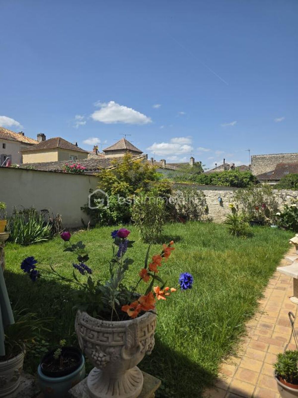 VIANNE-MAISON DE VILLAGE AVEC JARDIN- 3 CHAMBRES- GARAGE ET PIECES ANNEXES