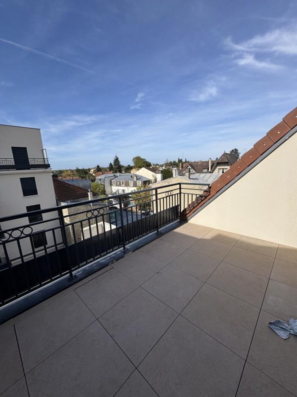 À VISITER  DERNIER ÉTAGE  BALCON AVEC VUE JARDIN  PARKING DOUBLE  À 350 M DE LA GARE