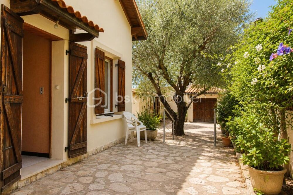 Maison traditionnelle de plain-pied avec jardin arboré, garage et forage  Nîmes Route de Beaucaire
