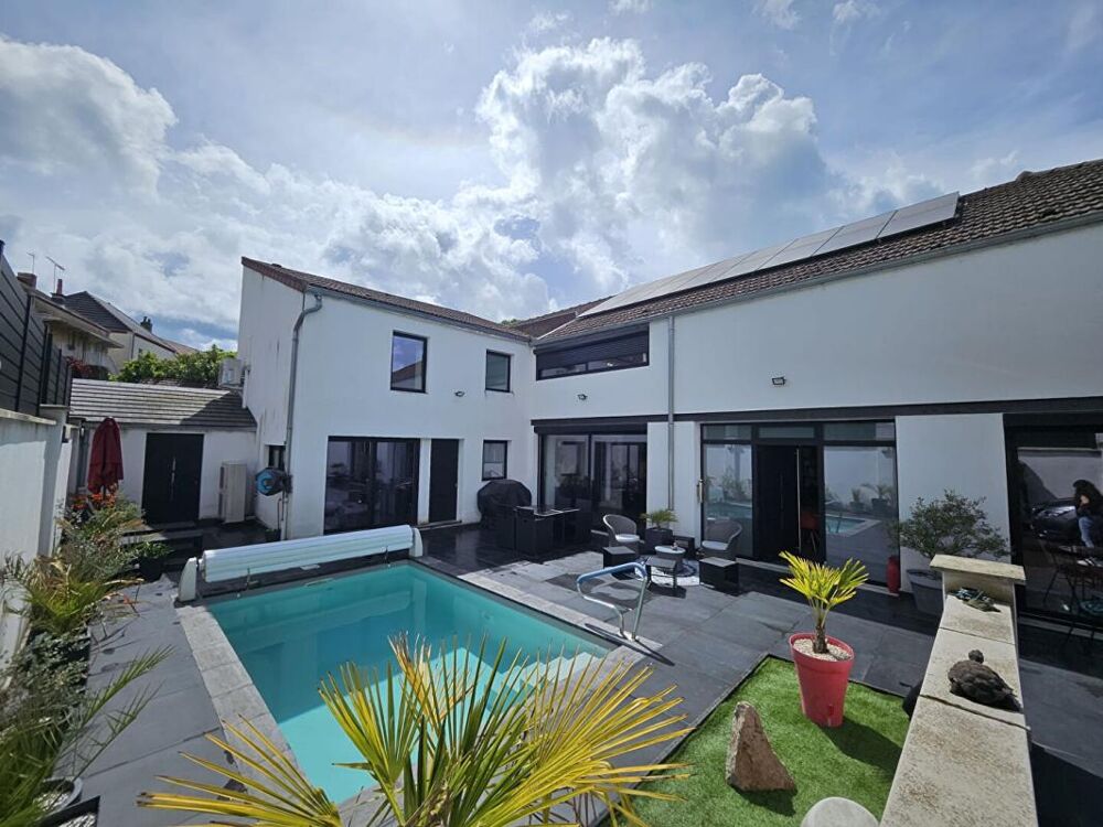 Maison Montceau Les Mines 258 m2 avec piscine