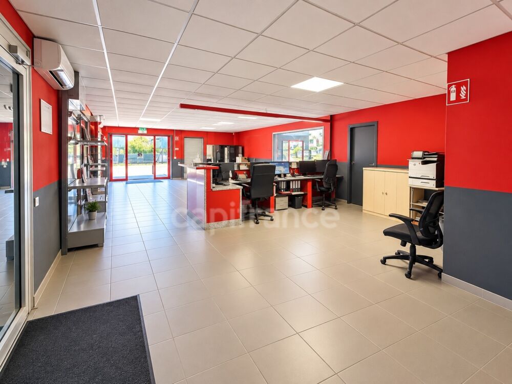   RARE À AUBAGNE : 500 M² DE LOCAUX AVEC PRÈS DE 2 900 M² DE TERRAIN Aubagne