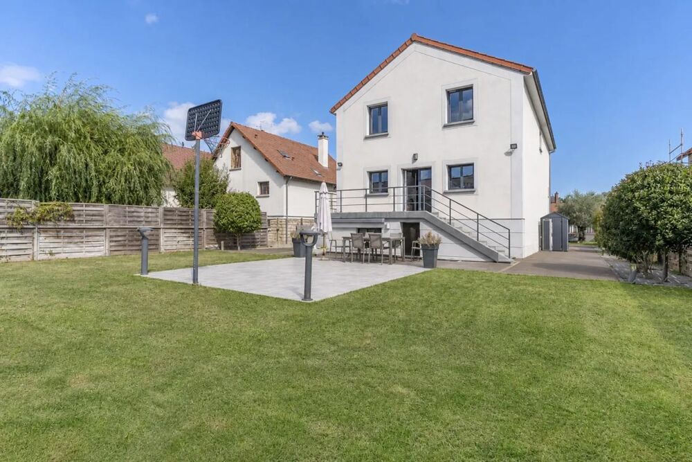 Vente Maison Maison familiale 7 pièces de 250 m² au Mesnil-Saint-Denis avec studio indépendant Le mesnil saint denis
