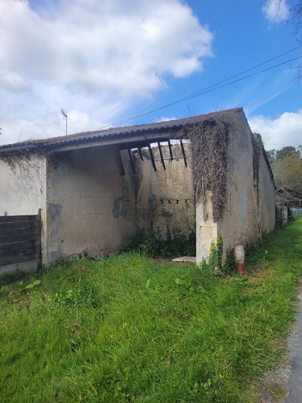 batisse a vendre avec jardin