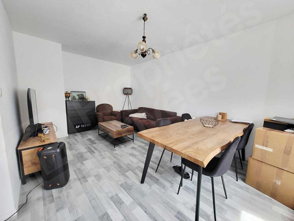 Maison plan-pied, 3 pièces, double garage et cour