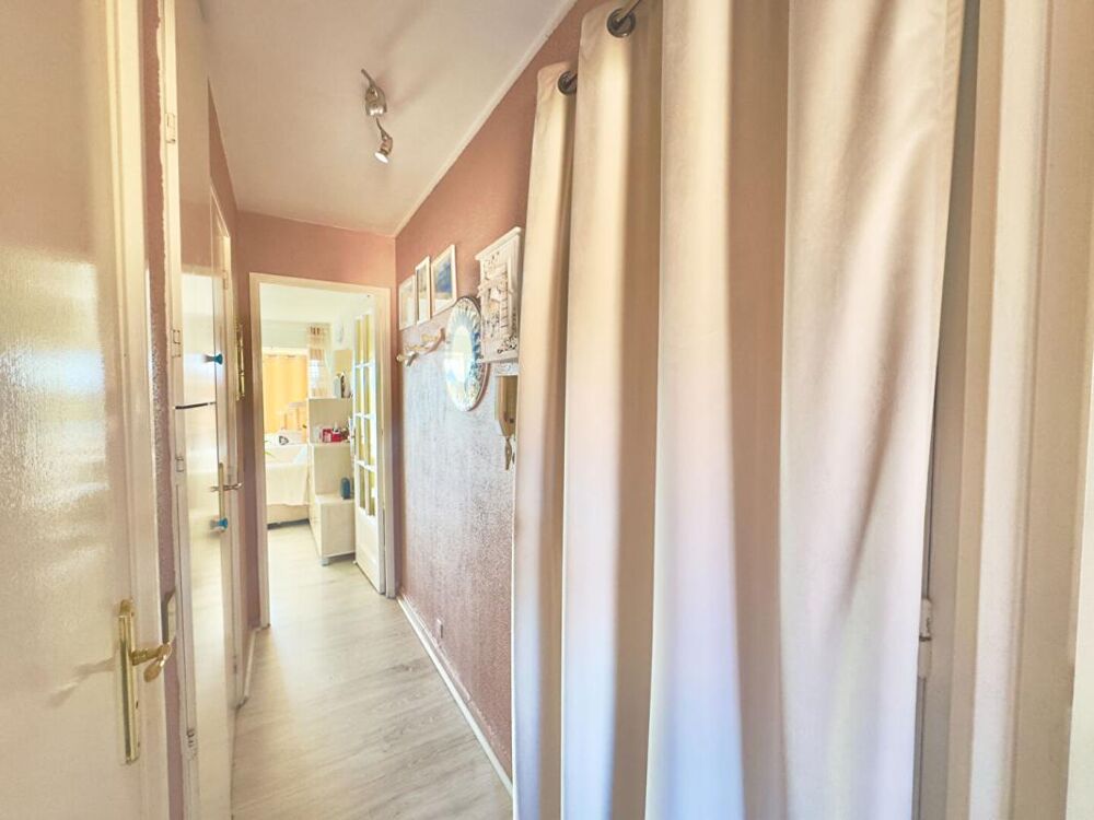 Appartement deux pièces aperçu mer à vendre centre-ville Le Lavandou