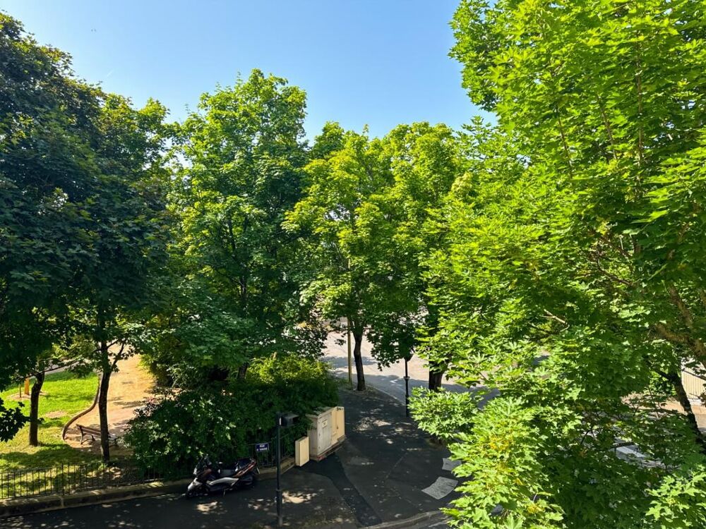 VICHY  Quartier République  Appartement de caractère 80 m² avec garage et caves dans maison Art déco