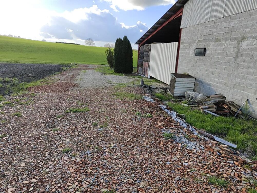 Corps de ferme en pierre 300m² à réhabiliter + hangars sur terrain de 6500 m²
