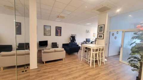 Dans immeuble de caract&egrave;re, proche du parc Monceau et boulevard Malesherbes 5369 75008 Paris