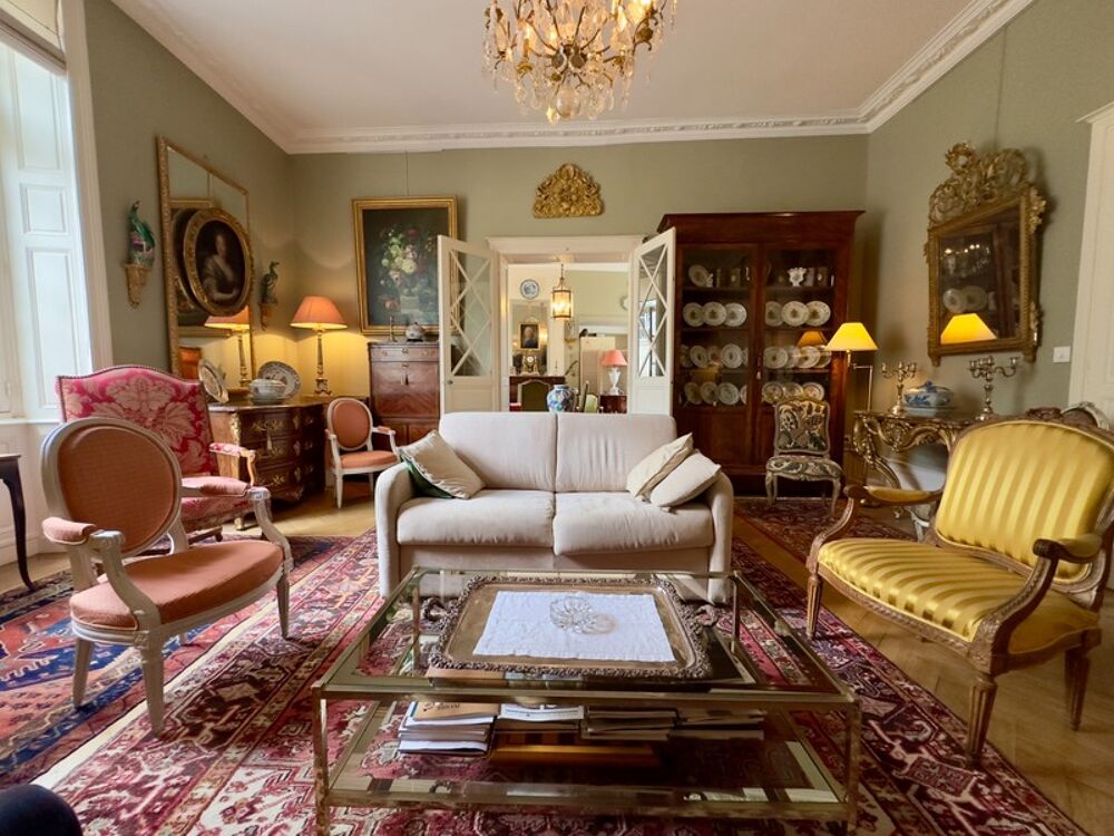 SAUMUR Centre-ville Historique, A 100m de la Place Saint Pierre, Appartement de style 1 chambre possibilité 2