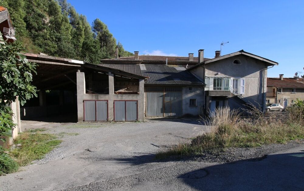 2 apparts 158m2, hangar 78m2, 2 garages, emplacement Camping Car + 4.8ha de colline + une source