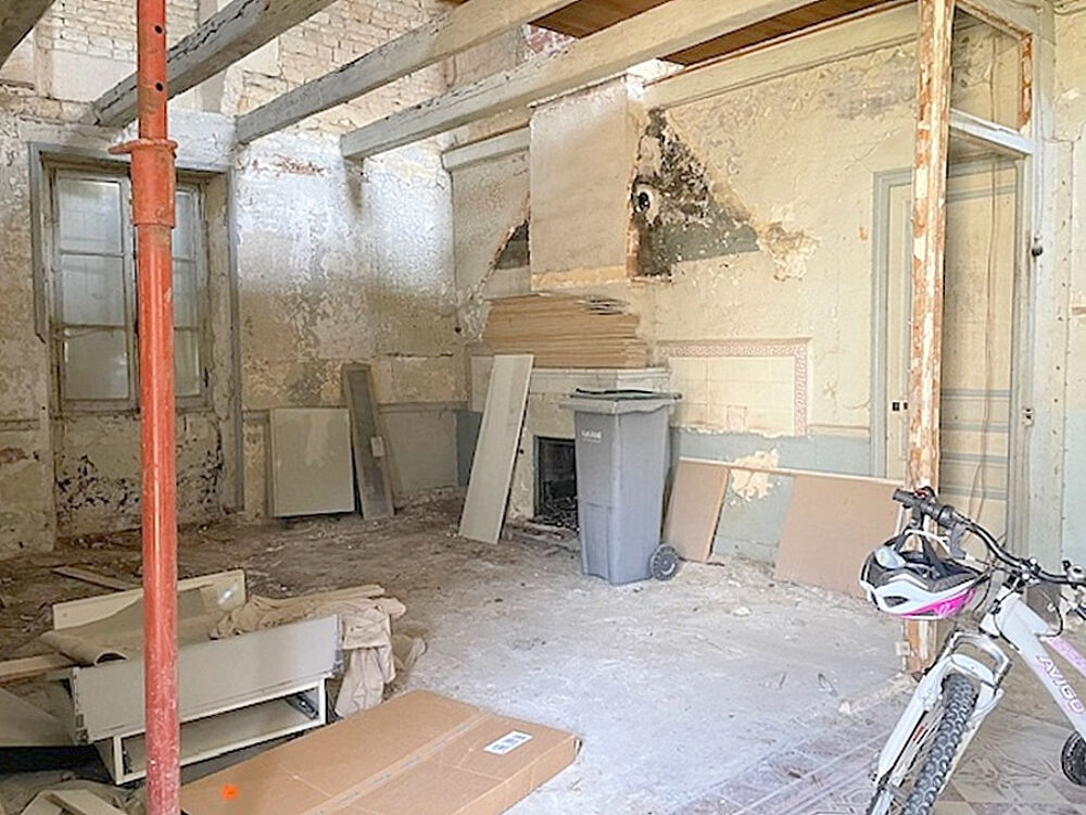 Local à réhabiliter sur 2 niveaux habitation ou commerce 93 m2+ jardin et stationnement