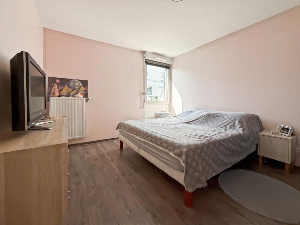 T4 récent avec balcon  Proche métro Mermoz