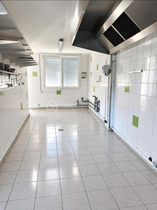 Vente Immeuble Ensemble immobilier avec local commercial, logement et grand garage à argentré Argentre