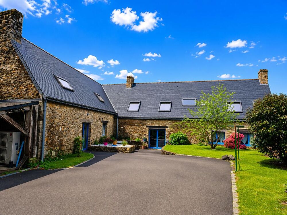 Longère de charme rénovée - 215 m² habitables + dépendances - Terrain 1 488 m² - 15 min de Lorient et 20 min des plages - Morb