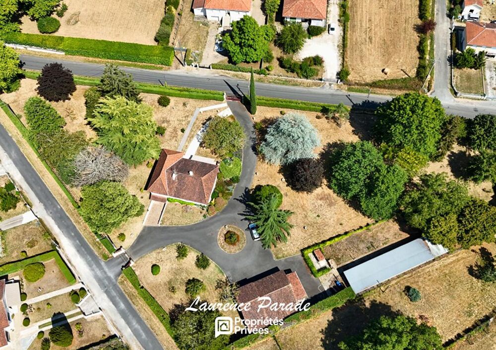 Élégante propriété de style périgourdin au coeur d'un parc arboré, triple garage puits dependance