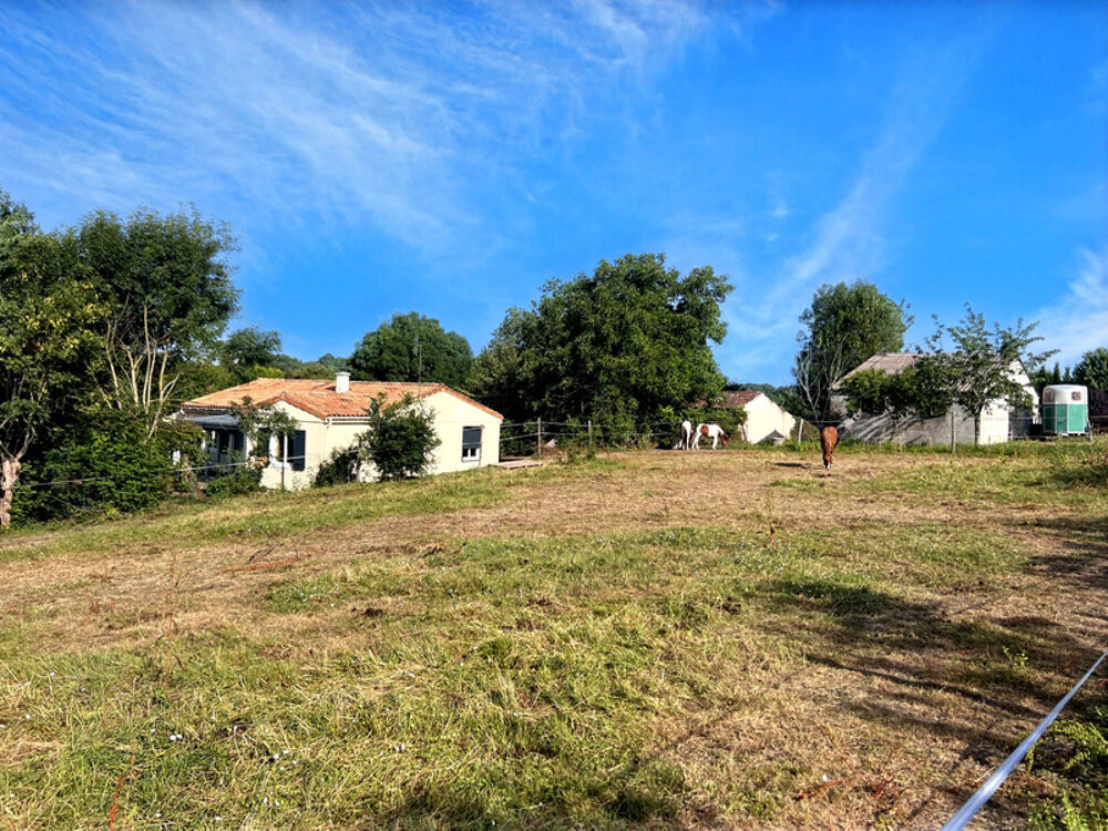 Vente Maison Maison à vendre 6 pièces SAINT SAUVANT (17)Avec terrain en zone U Saint sauvant