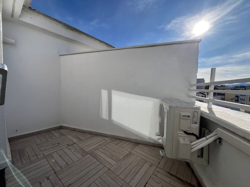 Magnifique T2 de style Loft de 39 m² carrez avec petite terrasse et comble au dernier étage avec ascenseur