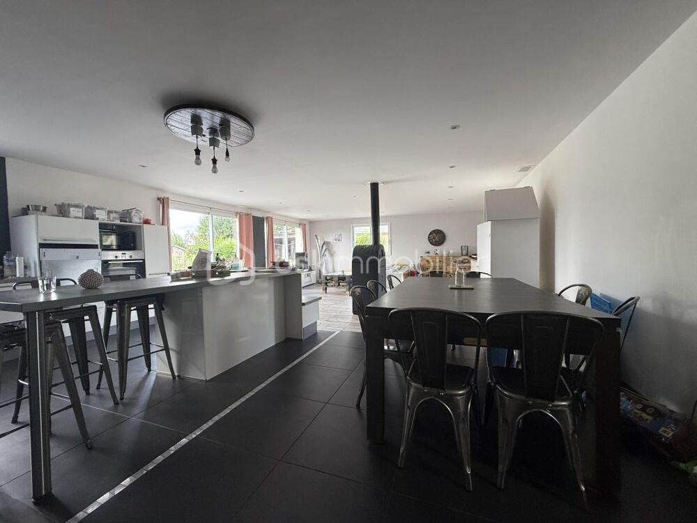 À vendre  Belle propriété familiale avec gîtes et terrain  À deux pas de Pont-lÉvêque