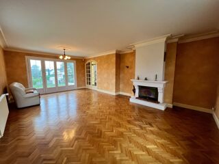 Vente Maison MAISON D'ARCHITECTE DE 175 M² – SOUS-SOL DE 150 M² – TERRAIN DE 2 000 M² – PROCHE CENTRE-VILLE Chatellerault