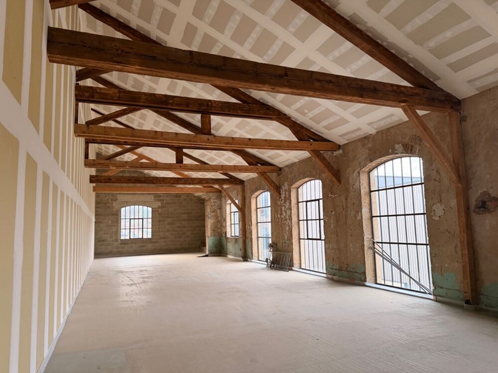   Magnifique plateau à vendre sur CHAPONOST (69), local d'activité atypique d'une surface de 192 m² au sein de la zone artisanale Chaponost