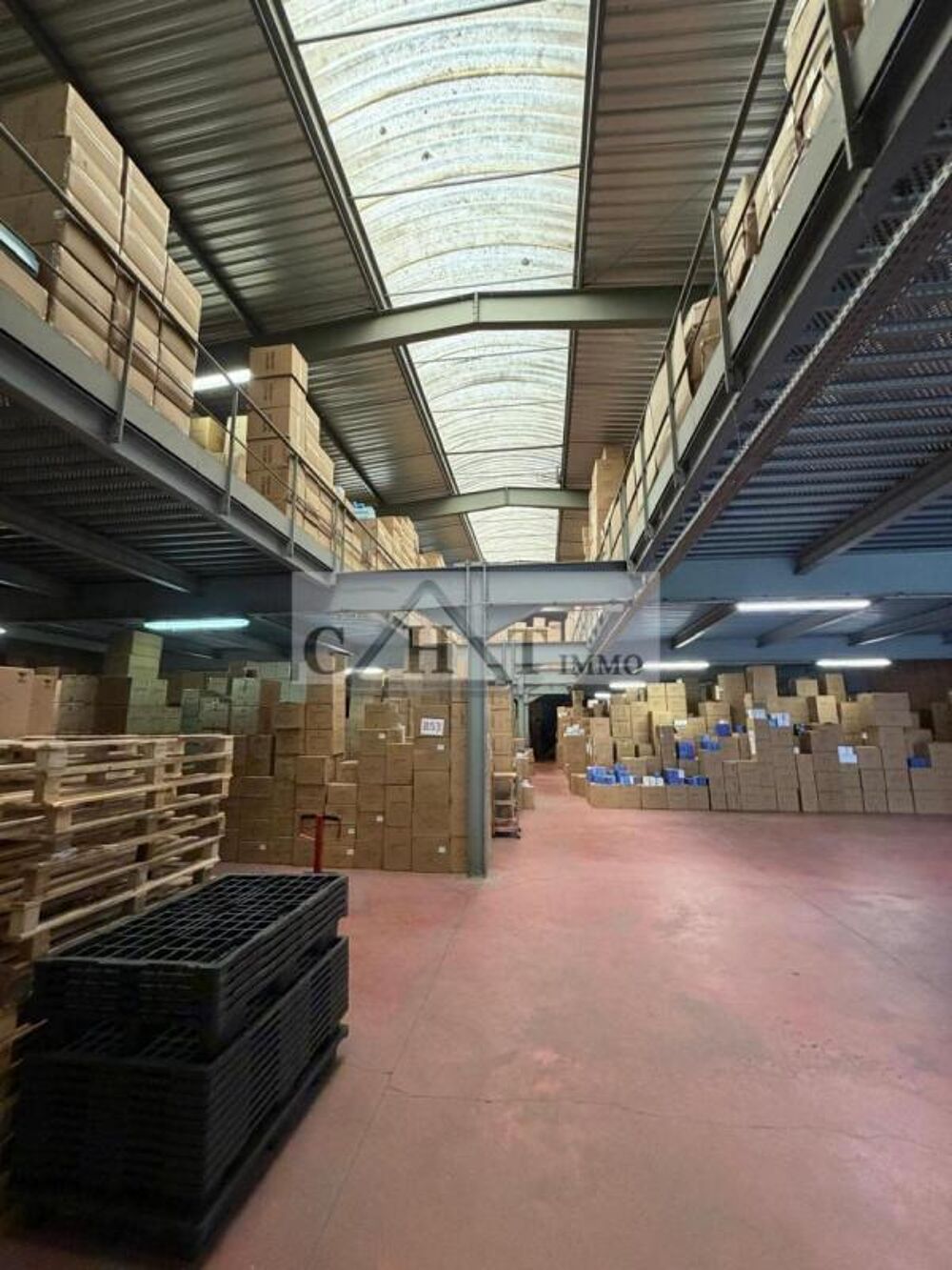   A vendre ENTREPOT BUREAUX 2050 M² sur 4000 M² de terrain 