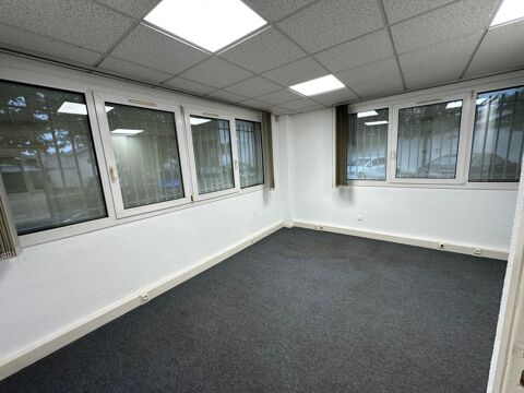   Bureau à louer VENISSIEUX (69), à 50m du périphérique, bureaux d'une surface totale de 74,57 m² + 3 places de parking 