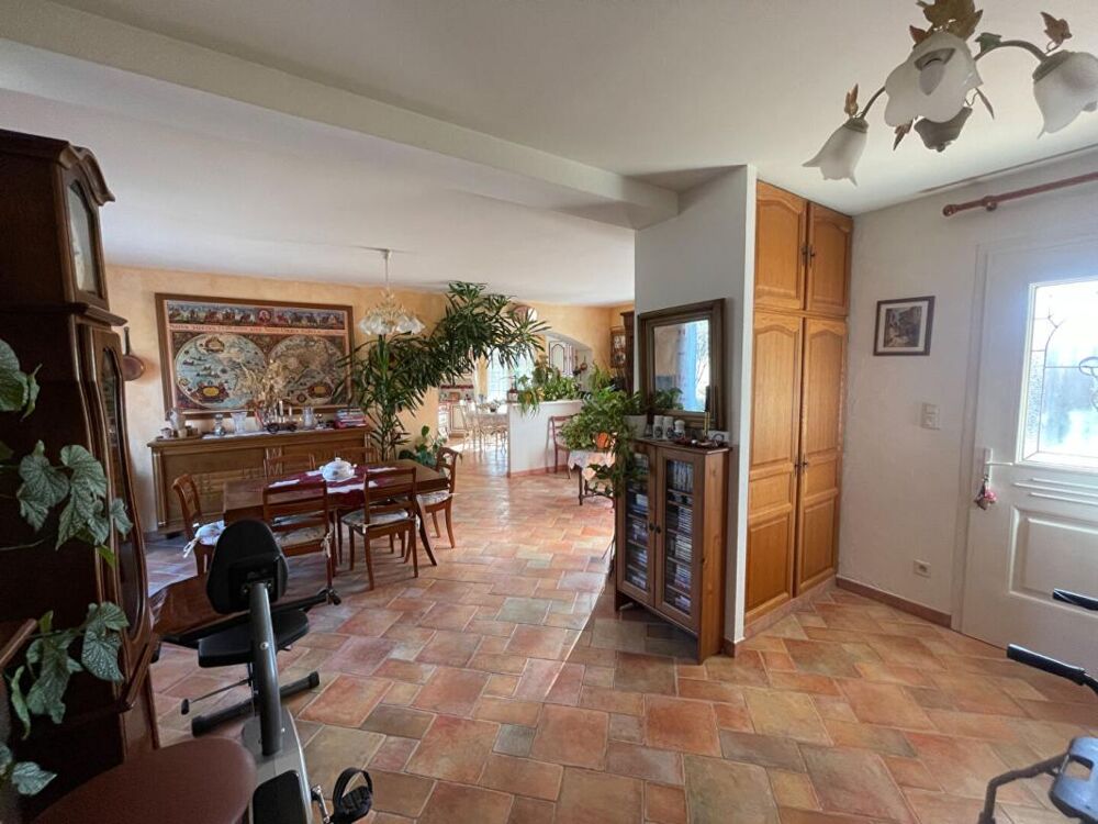 Villa traditionnelle de 2005 composée 4 chambres double garage terrain 3040 m2 constructible
