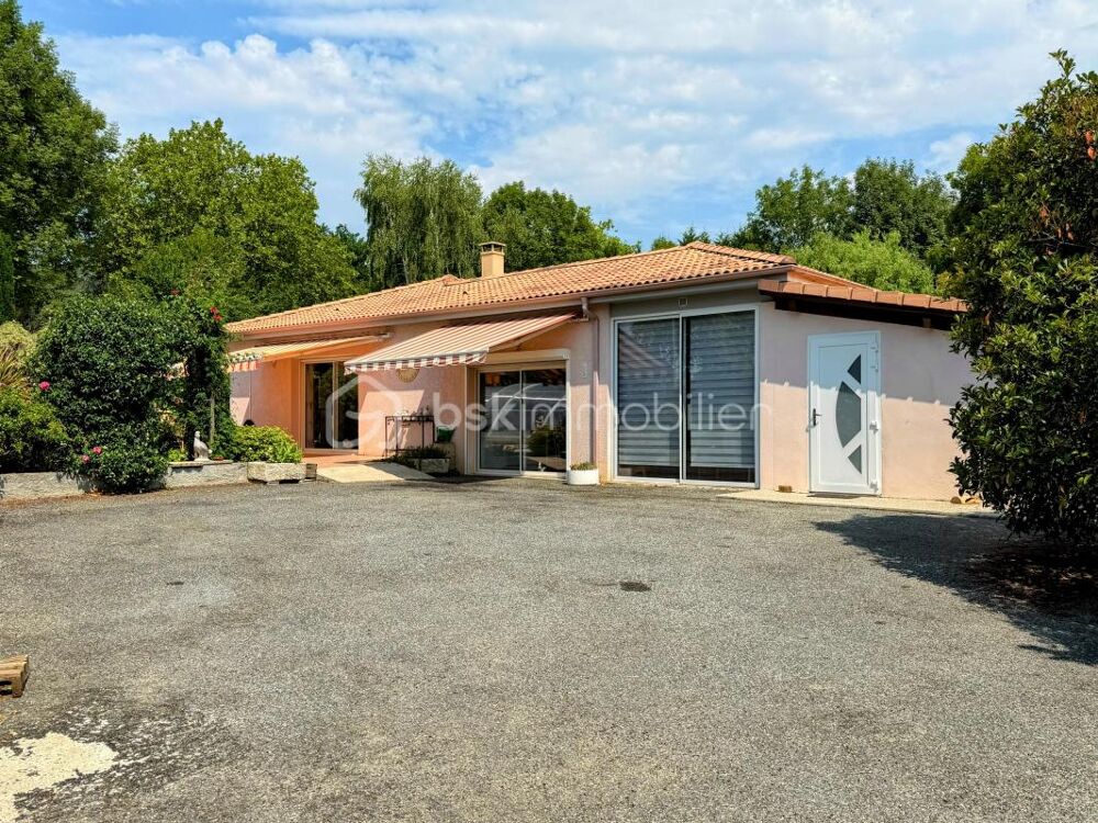Propriété avec maison de plain-pied et son studio et son beau terrain de 3333 mètres avec piscine de 9X4 à l'abri des regards