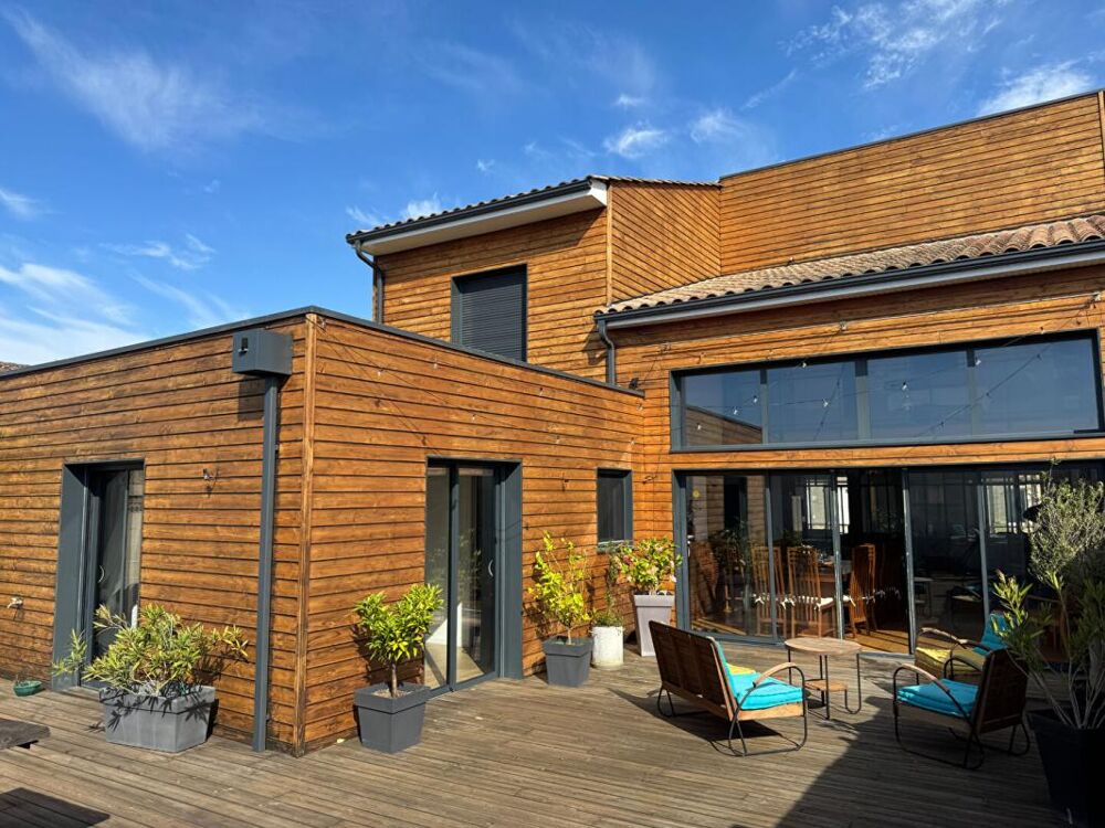 A Saint Loubès, Bâtiment à usage mixte de 388 m² - Appartement d'architecte spacieux - 6 pièces - 168 m2 - Local commercial de