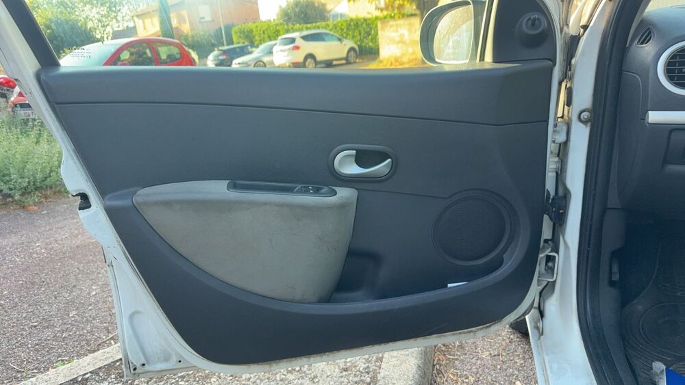 Clio III 1.5 dCi 75 Business 2012 occasion 26000 Valence