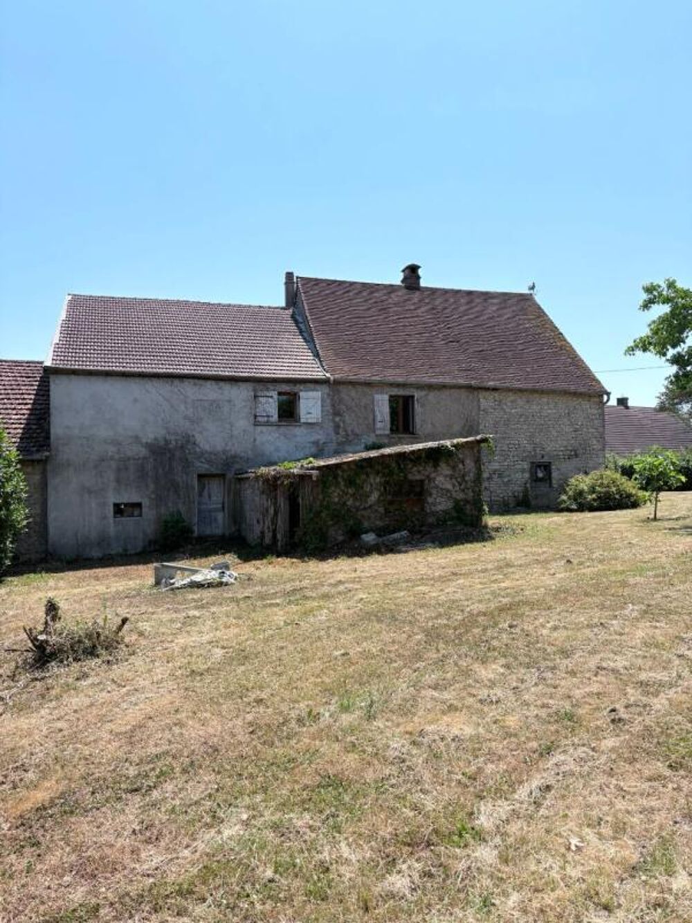 Ancien corps de ferme à fort potentiel avec dépendances