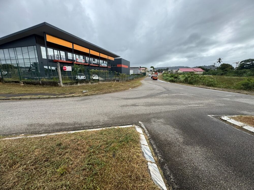   Magnifique surface commerciale de 340 m2 à louer Sortie de Cayenne 