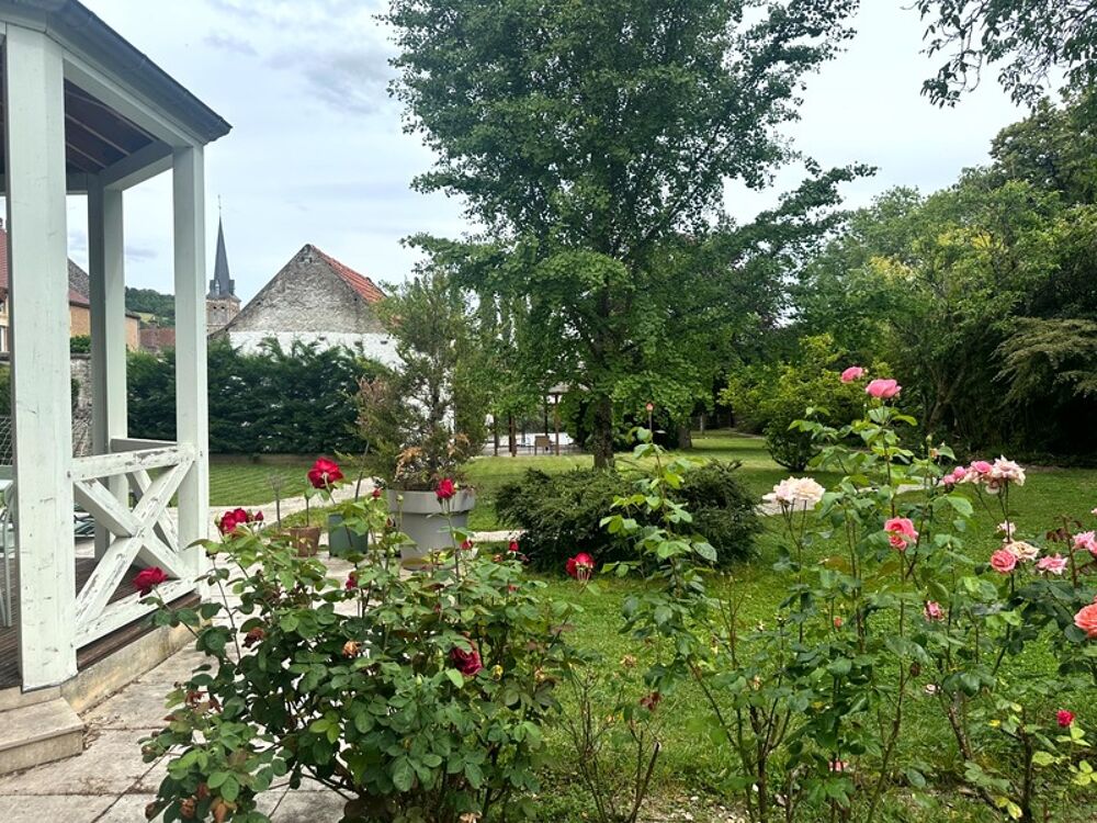 ELEGANTE PROPRIETE AVEC PISCINE, GÎTE INDÉPENDANT ET ESPACE PROFESSIONNEL  POUILLY-EN-AUXOIS CENTRE