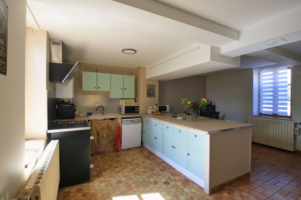 Spacieuse maison de bourg de 196 m², 5 chambres, sur un joli terrain de 5200 m²