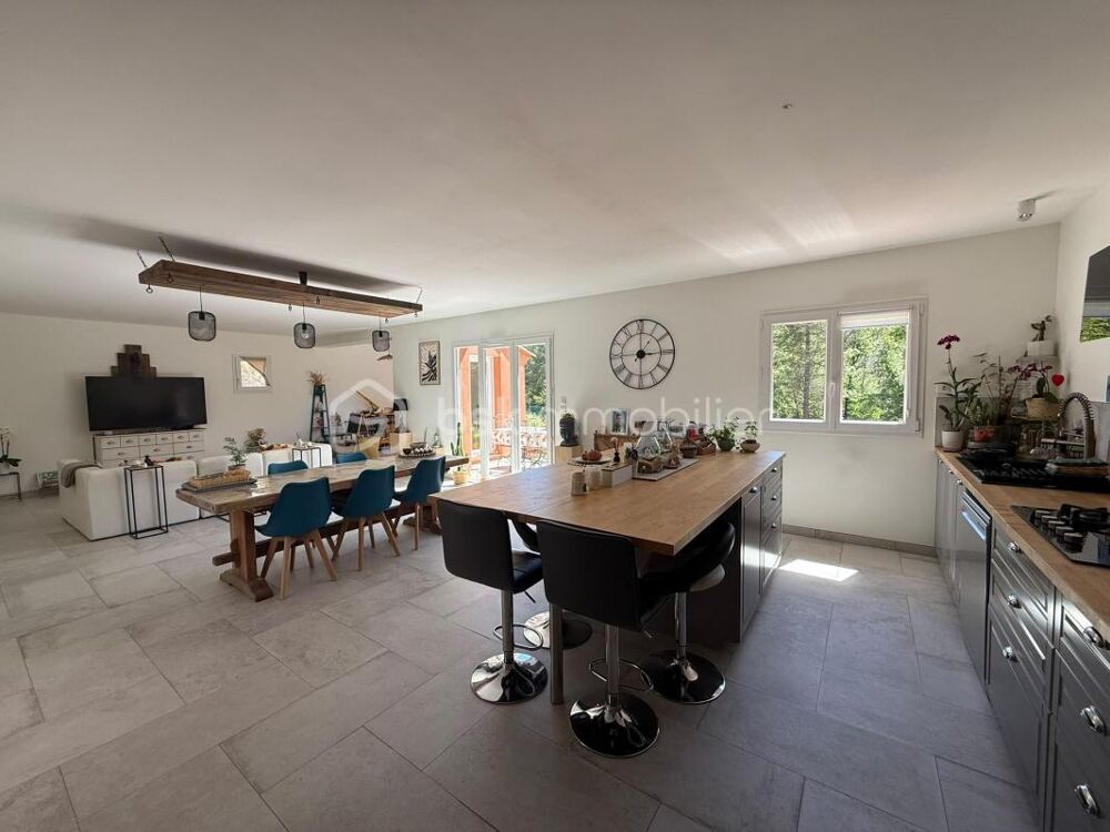 Vente Villa À Rocbaron (83136), superbe villa de plain-pied entièrement rénovée avec 3 chambres et grand terrain Rocbaron