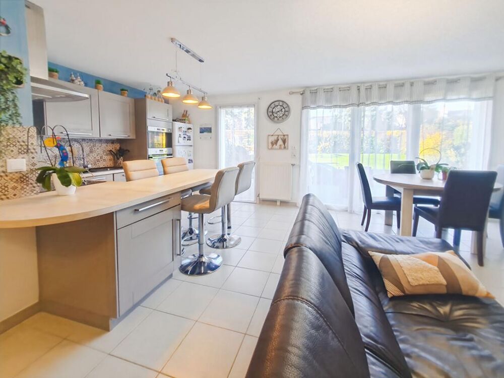 Maison récente climatisée à Angers offrant 85 m² habitables, une terrasse, un jardin et un garage motorisé