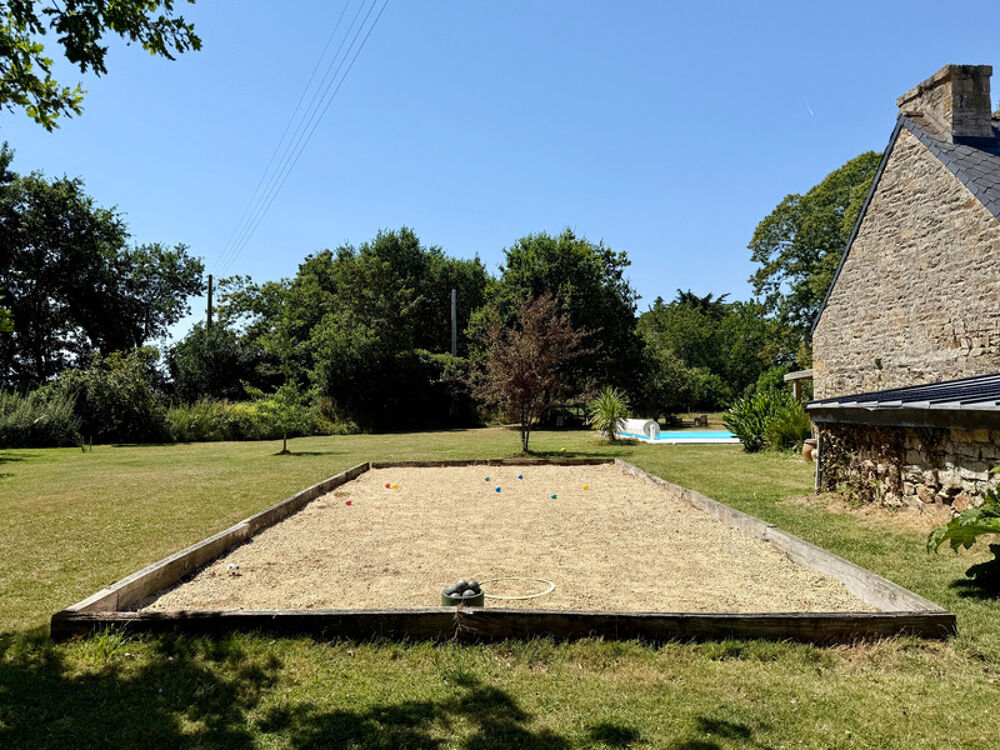 TREMEOC (29)  Corps de ferme rénové de 225 m² au sol avec piscine, studio indépendant, penty et jardin arboré
